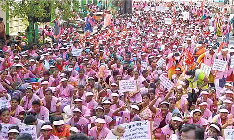 பணி நிரந்தரம் உள்ளிட்ட கோரிக்கைகளை வலியுறுத்தி: மக்களை தேடி மருத்துவ ஊழியர்கள் ஆர்ப்பாட்டம்