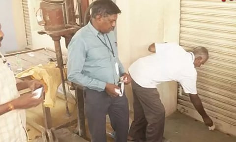 அனுமதியின்றி திருமண மண்டபத்தை பயன்படுத்திய அதிமுகவினர்.. சீல் வைத்த அதிகாரிகள்..!