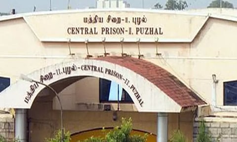 பேசின் பிரிட்ஜ் ரெயில் நிலையத்தில் கல்லூரி மாணவர்கள் மோதல்; ரெயில் மீது கல்வீச்சு - பயணிகள் அலறியடித்து ஓட்டம்