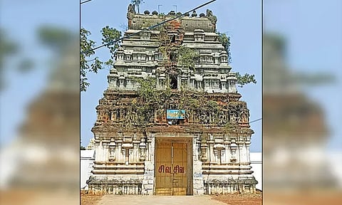 காரனோடை அருகே பழுதடைந்த நிலையில் காணப்படும் கோவில் ராஜகோபுரம் - சீரமைக்க பக்தர்கள் கோரிக்கை