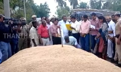 திருவாரூர்: நெல் கொள்முதல் நிலையத்தில் நெல்லின் ஈரப்பதம் குறித்து மத்திய குழுவினர் நேரில் ஆய்வு