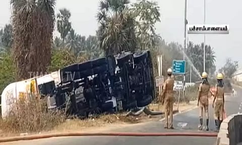 நாமக்கல்: 40 ஆயிரம் லிட்டர் பெட்ரோல் மூலப்பொருளை ஏற்றி வந்த டேங்கர் லாரி கவிழ்ந்து விபத்து