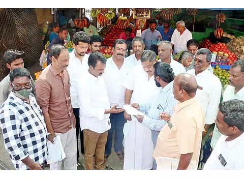 கடலூர் பஸ் நிலையத்தில்வாடகை பாக்கி செலுத்தாததால் கடைகளுக்கு சீல் வைக்க முயற்சிஅதிகாரிகளை வியாபாரிகள் தடுத்து நிறுத்தியதால் பரபரப்பு