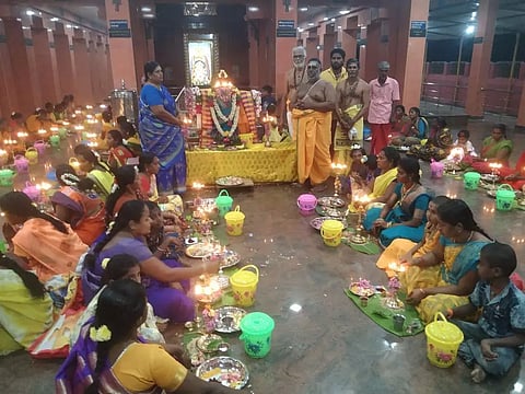 முத்துமாரியம்மன் கோவிலில் குத்துவிளக்கு பூஜை