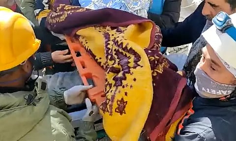 கட்டிட இடிபாடுகளில் சிக்கி இருந்த 6 வயது சிறுமி: பத்திரமாக மீட்ட இந்திய வீரர்கள் - துருக்கி மக்கள் கண்ணீர் மல்க நன்றி