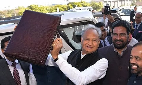 போன வருட பட்ஜெட் உரையை வாசித்த முதல்-மந்திரி..! சட்டசபையில் அமளி