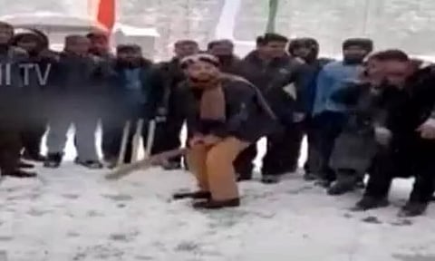 குளு குளு காஷ்மீர் பனியில் ஜாலியாக கிரிக்கெட் விளையாடிய மத்திய மந்திரி..!