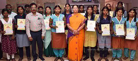 கல்வி-தனித்திறன்களில் சிறந்து விளங்கிய 30 மாணவ-மாணவிகளுக்கு காமராஜர் விருது