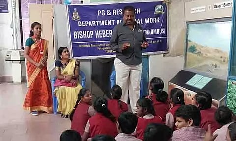 அண்ணா கோளரங்கத்தை பார்வையிட்ட மாணவ-மாணவிகள்