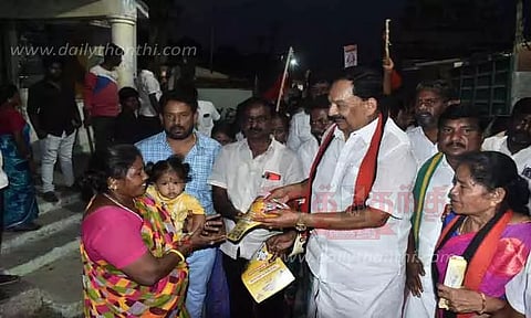 கைத்தறிக்கும், விசைத்தறிக்கும் முக்கியத்துவம் கொடுப்பது தி.மு.க. அரசு தான்;ஈரோட்டில் அமைச்சர் ஆர்.காந்தி பேட்டி