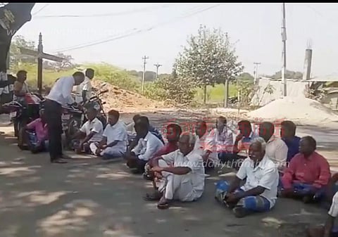 கிராம மக்கள் சாலை மறியல்