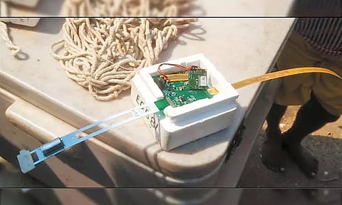 பழவேற்காடு கடலில் மீனவர் வலையில் சிக்கிய மர்மபொருளால் பரபரப்பு