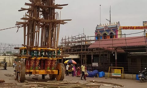 அங்காளபரமேஸ்வரி அம்மன் கோவிலில் புதிய தேர் செய்யும் பணி தீவிரம்