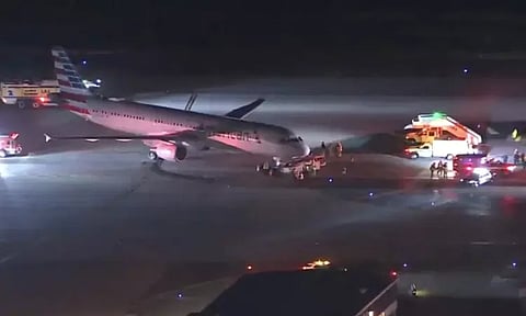 அமெரிக்க விமான நிலையத்தில் பஸ் மீது விமானம் மோதி விபத்து