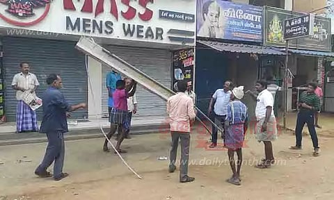 போக்குவரத்திற்கு இடையூறாக உள்ள பதாகைகள் அகற்றம்