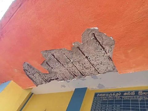 பள்ளி மேற்கூரை பூச்சு பெயர்ந்து விழுந்து மாணவி படுகாயம்