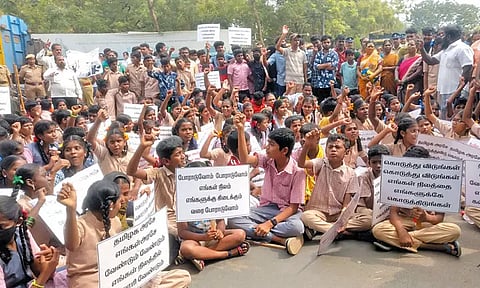 விளையாட்டு மைதானத்தை மீட்டு தரக்கோரி அரசு பள்ளி மாணவர்கள் சாலை மறியல்