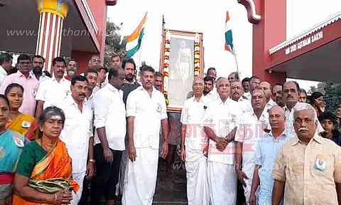 ராமேசுவரம் அக்னி தீர்த்த கடலில் மலர் அஞ்சலி