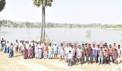 மீன் பிடிக்க எதிர்ப்பு தெரிவித்து பொதுமக்கள் போராட்டம்