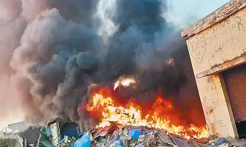 காசிமேடு மீன்பிடி துறைமுகத்தில் விசைப்படகு கழிவுகள் தீப்பிடித்து எரிந்ததால் பரபரப்பு