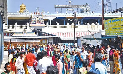 திருத்தணி முருகன் கோவிலில் குவிந்த பக்தர்கள்; 2 மணி நேரம் காத்திருந்து சாமி தரிசனம்