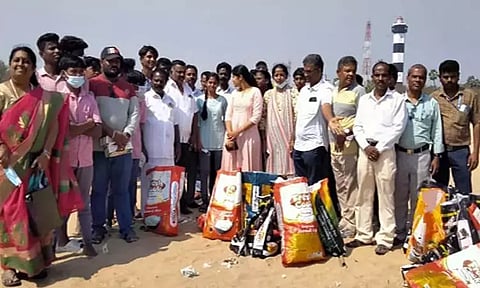 பழவேற்காடு கடற்கரையில் தூய்மை பணி