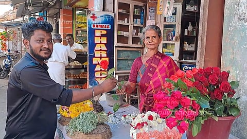நாகையில், விற்பனைக்கு குவிந்த ரோஜா பூக்கள்