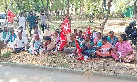 தமிழ்நாடு விவசாய சங்கத்தினர் காத்திருப்பு போராட்டம்
