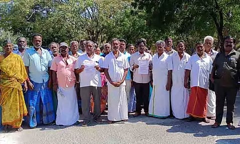 கலெக்டர் அலுவலகத்தில் மனு கொடுக்கும் போராட்டத்தில் ஈடுபட்ட சாலையோர வியாபாரிகள்