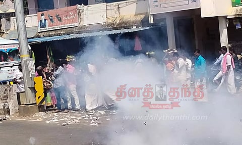 ஊரணிபுரம் பிரதான சாலையில் நாட்டு வெடி-பட்டாசு வெடிப்பது தடுக்கப்படுமா?