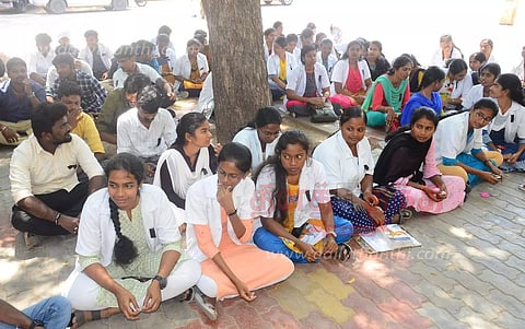 நெல்லை அரசு சித்த மருத்துவ கல்லூரியில்பயிற்சி டாக்டர்கள் தர்ணா போராட்டம்