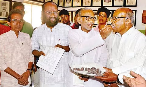 பிரபாகரன் உயிருடன் இருப்பதாக பழ.நெடுமாறன் திடீர் தகவல்: தமிழக தலைவர்கள் சொல்வது என்ன?