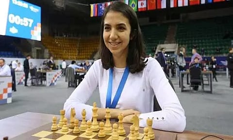 ஹிஜாப் இன்றி செஸ் விளையாடிய ஈரான் செஸ் வீராங்கனை நாடு கடத்தல்