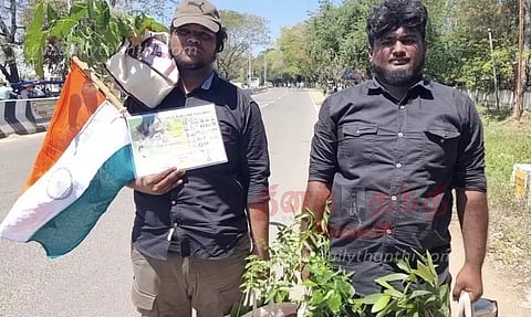 வீரர்களின் நினைவாக 2 வாலிபர்கள் நடைபயணம்