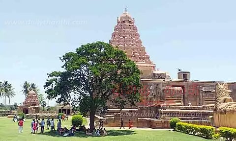 பிரகதீஸ்வரர் கோவிலுக்கு வந்த காதல் ஜோடிகள்