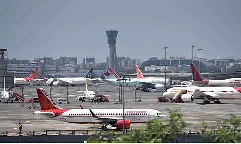 விமானத்தை பார்ப்பதே கடைசி ஆசை: விமானத்தில் சென்று தற்கொலை செய்த இளைஞர்...!