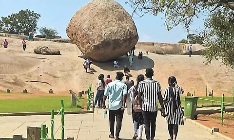 காதலர் தினத்தையொட்டி.. மாமல்லபுரத்தில் குவிந்த காதல் ஜோடிகள்