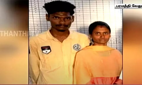 தன்னை விட நான்கு வயது குறைந்த கல்லூரி மாணவரை காதலித்து கரம்பிடித்த பேராசிரியை...!