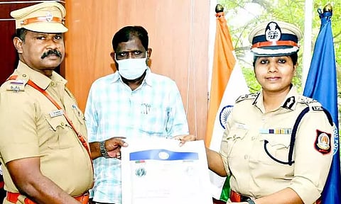 15 ஆண்டுகள் சிறப்பாக பணியாற்றிய சிறப்பு சப்-இன்ஸ்பெக்டர், போலீசாருக்கு பாராட்டு
