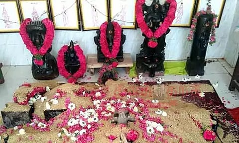 நெல்மணிகளை பரப்பி கோவிலில் சிறப்பு பூஜை