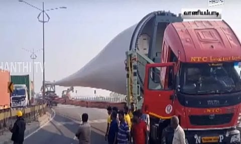ராட்சத காற்றாலை இறக்கை ஏற்றி சென்ற வாகனம் நடுரோட்டில் திடீர் பழுது - ஸ்தம்பித்து போன நெடுஞ்சாலை