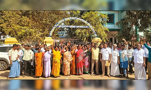 எரிவாயு தகன மேடை அமைக்க எதிர்ப்பு... பேரூராட்சி அலுவலகத்தை பொதுமக்கள் முற்றுகை