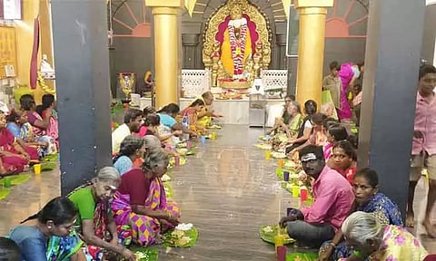 சீரடி சாய்பாபா கோவிலில் அன்னதானம்