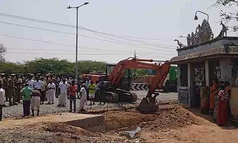 கோவிலை இடிக்கச்சென்ற அதிகாரிகளை தடுத்து நிறுத்திய பொதுமக்கள்