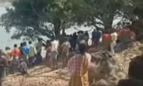 பாலாறு வழியாக தமிழகம் - கர்நாடக எல்லையில் போக்குவரத்து நிறுத்தம்