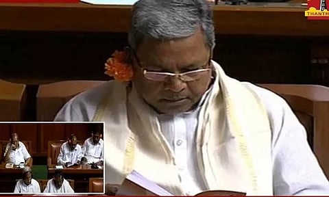 கர்நாடகா பட்ஜெட் கூட்டத் தொடர்... காதில் பூவுடன் வந்த சித்தராமையா