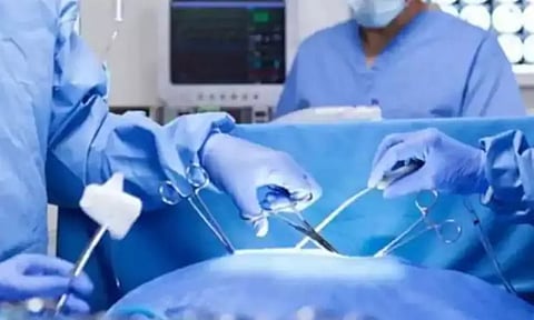 வாலிபர் வயிற்றில் இருந்த பிரஷ்கள், கிழிந்த துணிகள்; செங்கல்பட்டு அரசு ஆஸ்பத்திரியில் அறுவைசிகிச்சை மூலம் அகற்றம்