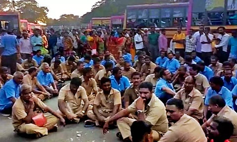 ஆட்டோ மீது மாநகர பஸ் உரசியதால் பிராட்வே பஸ் நிலையத்தில் டிரைவர் மீது தாக்குதல் - சக ஊழியர்கள் போராட்டத்தில் குதித்ததால் பரபரப்பு