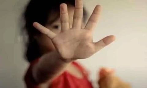 டெல்லியில் 7 வயது சிறுமியை தத்தெடுத்து சித்ரவதை செய்த செவிலியர்