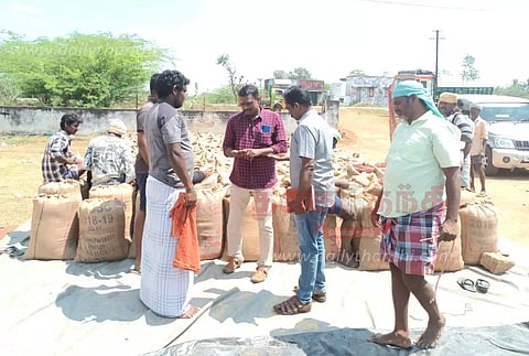 விவசாயிகளிடம் பணம் வசூலிப்பதாக புகார்: நெல் கொள்முதல் நிலையங்களில் போலீசார் சோதனை